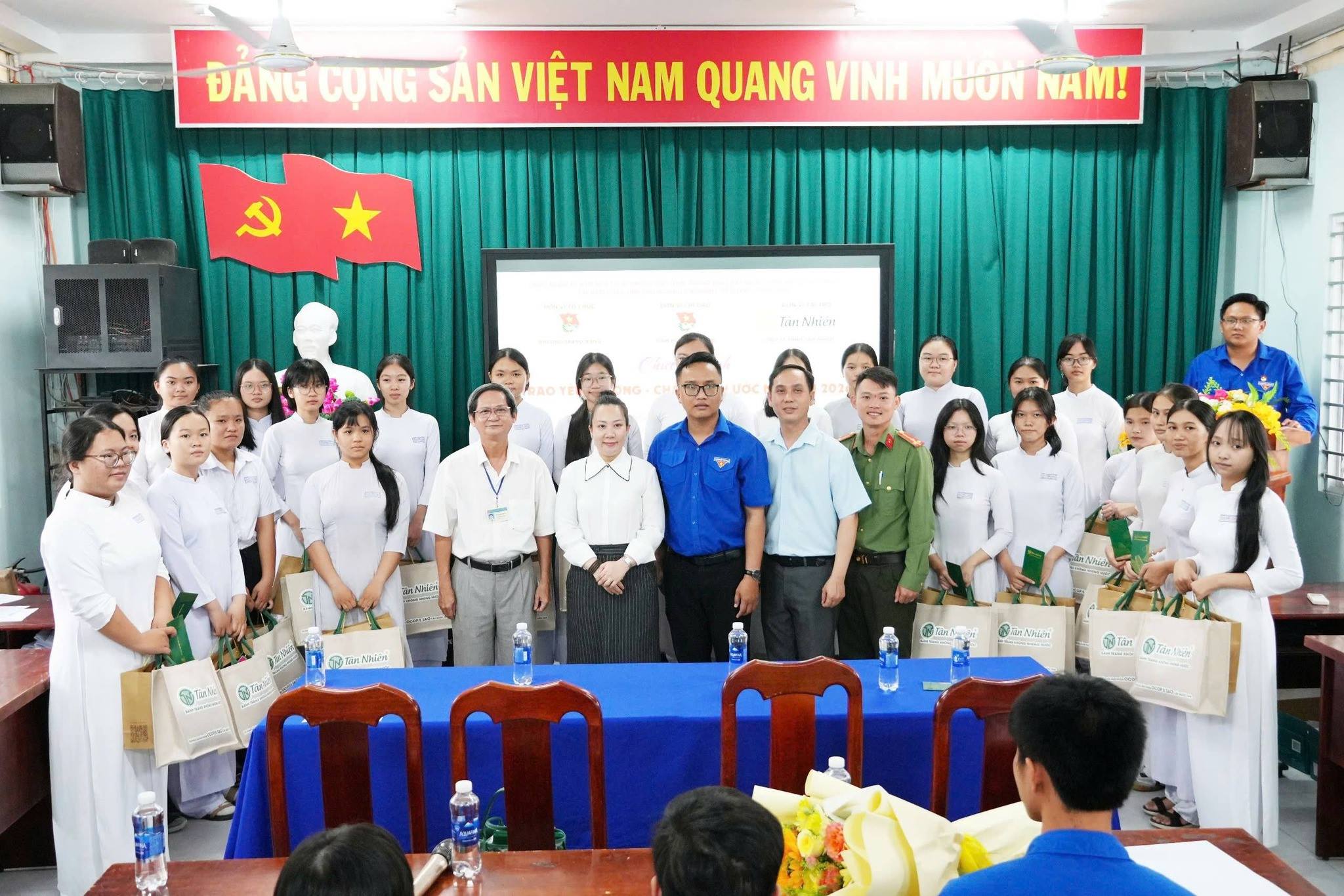 Anh-tin-bai